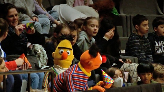 Screenshot: Ernie und Bert von der Sesamstraße beim Konzert mit dem NDR Elbphilharmonie Orchester in der Elbphilharmonie. © NDR 