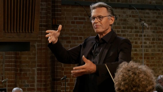 Das NDR Vokalenesmble singt unter der Leitung von Klaas Stok in der Marktkirche in Hannover die "Marienvesper" von Monteverdi. © NDR Foto: Screenshot