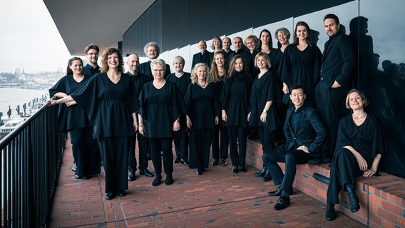 Ensemblefoto: das NDR Vokalensemble auf der Plaza der Elbphilharmonie Hamburg © NDR Foto: Peter Hundert