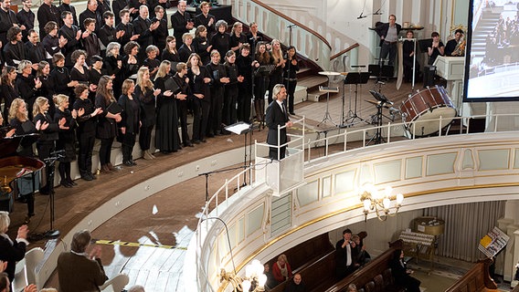 Schlussapplaus: Die Chorsänger applaudieren Dirigent Eric Whitacre. © NDR Foto: Dirk Uhlenbrock