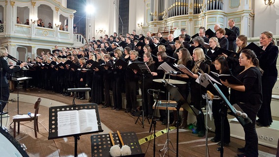 Blick von rechts über den Chor aus Studenten und Mitgliedern des NDR Chores © NDR Foto: Dirk Uhlenbrock