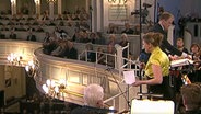 Screenshot: Annette Dasch und Philipp Ahmann auf der Balustrade des Michels © NDR 