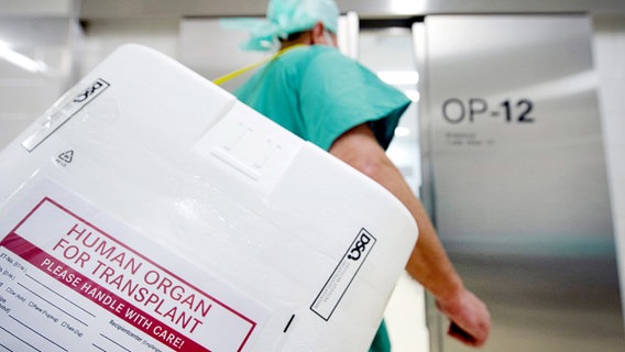Eine Organspendebox mit der Aufschrift "Human organ for transplant". © dpa-Bildfunk Foto: Soeren Stache