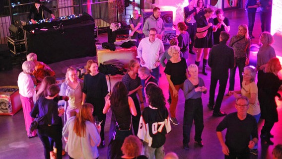 Tanzende Menschen in den Räumen der Kunsthalle St. Annen in Lübeck. © NDR.de Foto: Hauke van Hallern