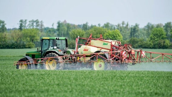Ein Landwirt bringt Pestizide auf einem Feld aus. © picture alliance / dpa Foto:  Patrick Pleul