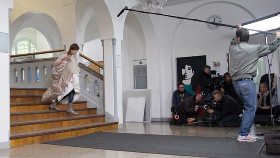 Kamera und Ton sind auf Nina gerichtet, die in einem historischen Kleid die Treppe herunter läuft. © NDR Foto: Claudia Timmann