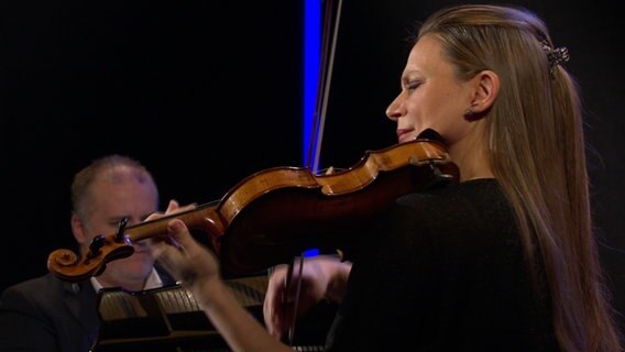 Franziska Pietsch spielt Geige © NDR 