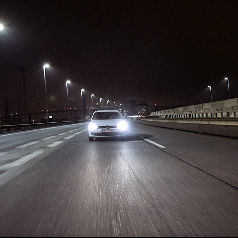 Ein Auto der Marke VW fährt nachts auf einer Schnellstraße. © Lucas Stratmann und Willem Konrad 