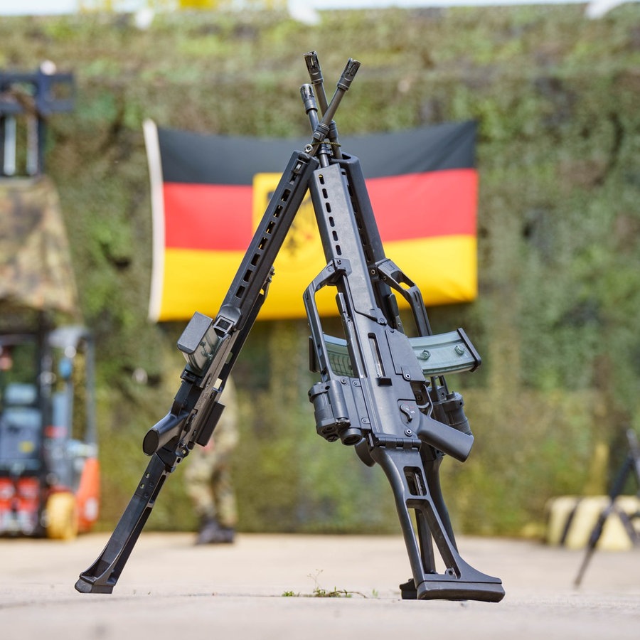 Drei Gewehre stehen vor der feierlichen Wiederinbetriebnahme des Munitionslagers Altheim bei Walldürn auf dem Gelände. © picture alliance/dpa | Frank Rumpenhorst 