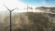 Ein Windpark in den Bergen Chinas. © picture alliance / CFOTO 