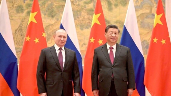 Der russische Präsident Vladimir Putin und der chinesische Präsdient Xi Jinping stehen vor russischen und chinesischen Flaggen nebeneinander © picture alliance / Russian Look | Kremlin Pool Foto: Russian Look | Kremlin Pool