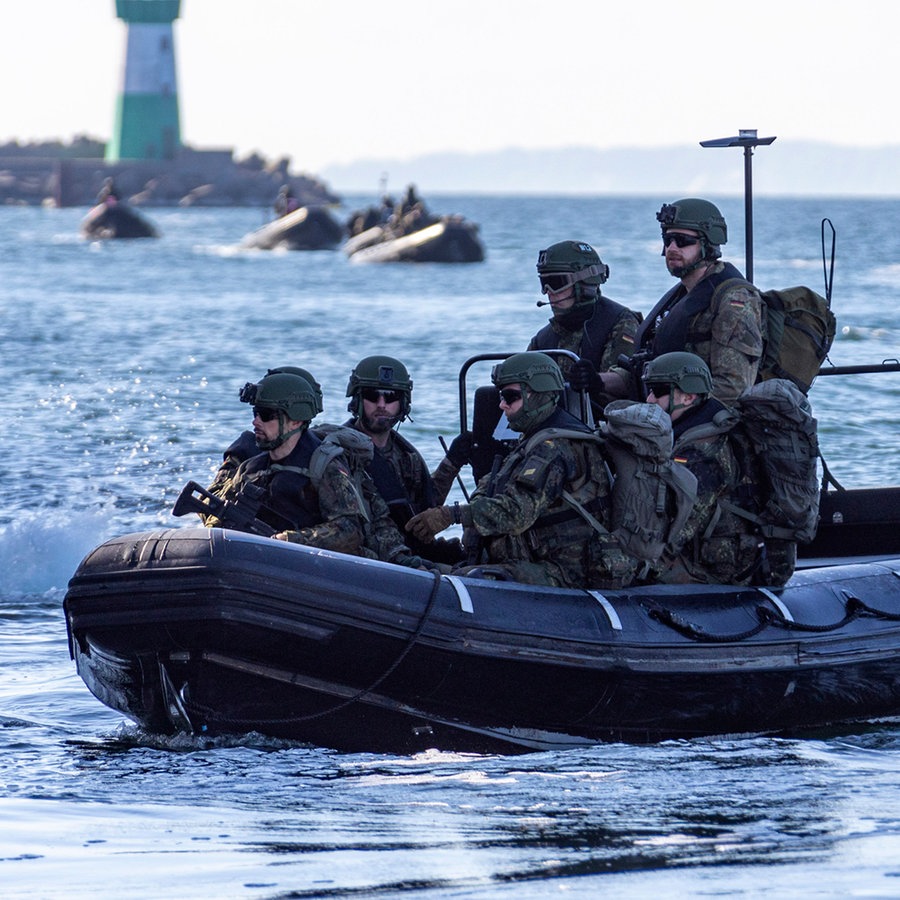 Ein Schlauchboot mit Soldaten des Seebataillons der Deutschen Marine. © picture alliance / Jens Koehler | Jens Koehler 