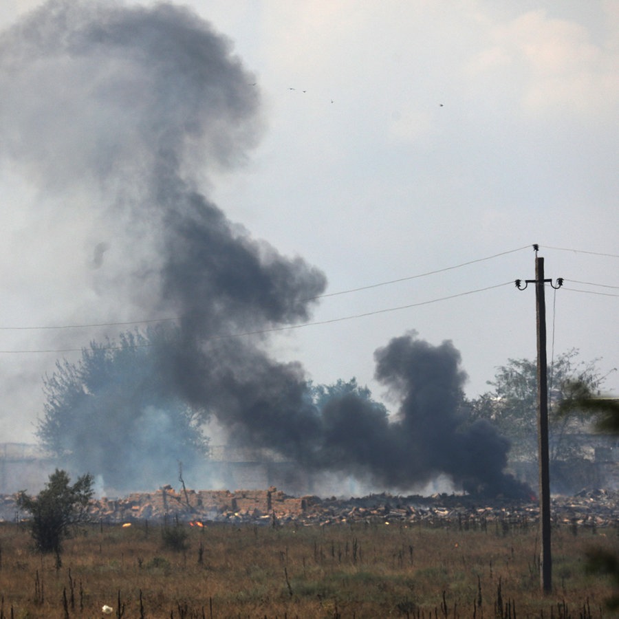 Rauch steigt über einem Explosionsort eines Munitionslagers der russischen Armee in der Nähe des Dorfes Mayskoye auf der Krim auf. © picture alliance/dpa/AP | Uncredited 