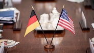 Flaggen USA und Deutschland © picture alliance/dpa Foto: Kay Nietfeld