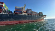 Das unter der Fahne Hongkongs fahrende Containerschiff Joseph Schulte verlässt den Hafen von Odessa. © picture alliance/dpa Foto: Uncredited