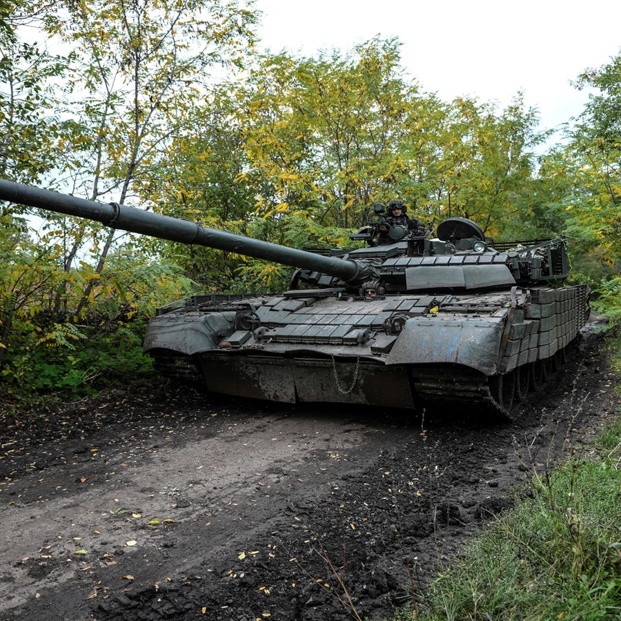 Ukrainische Soldaten fahren einen T-80-Panzer, den sie nach eigenen Angaben von der russischen Armee erbeutet haben. © picture alliance/dpa/AP | Inna Varenytsia Foto: Inna Varenytsia