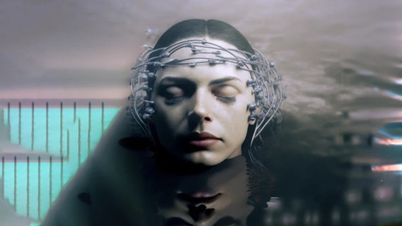 Eine Frau mit Messgerät auf dem Kopf. © NDR Foto: Montage: Rhea Schmid, Thomas Kornmaier