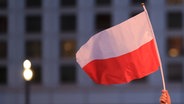 Polnische Flagge © picture alliance Foto: Szymon Pulcyn