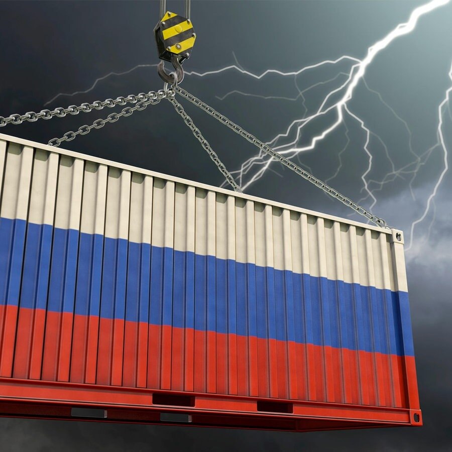Ein Container in russischen Nationalfarben wird vom Blitz getroffen (Symbolbild). © picture alliance / Zoonar | DesignIt 