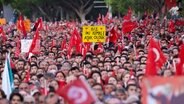 Menschenmenge anlässlich einer Wahlkampf-Veranstaltung von Erdogans Herausforderer Kemal Kilicdaroglu in Antalya, Türkei. © picture alliance / abaca | Depo Photos/ABACA 