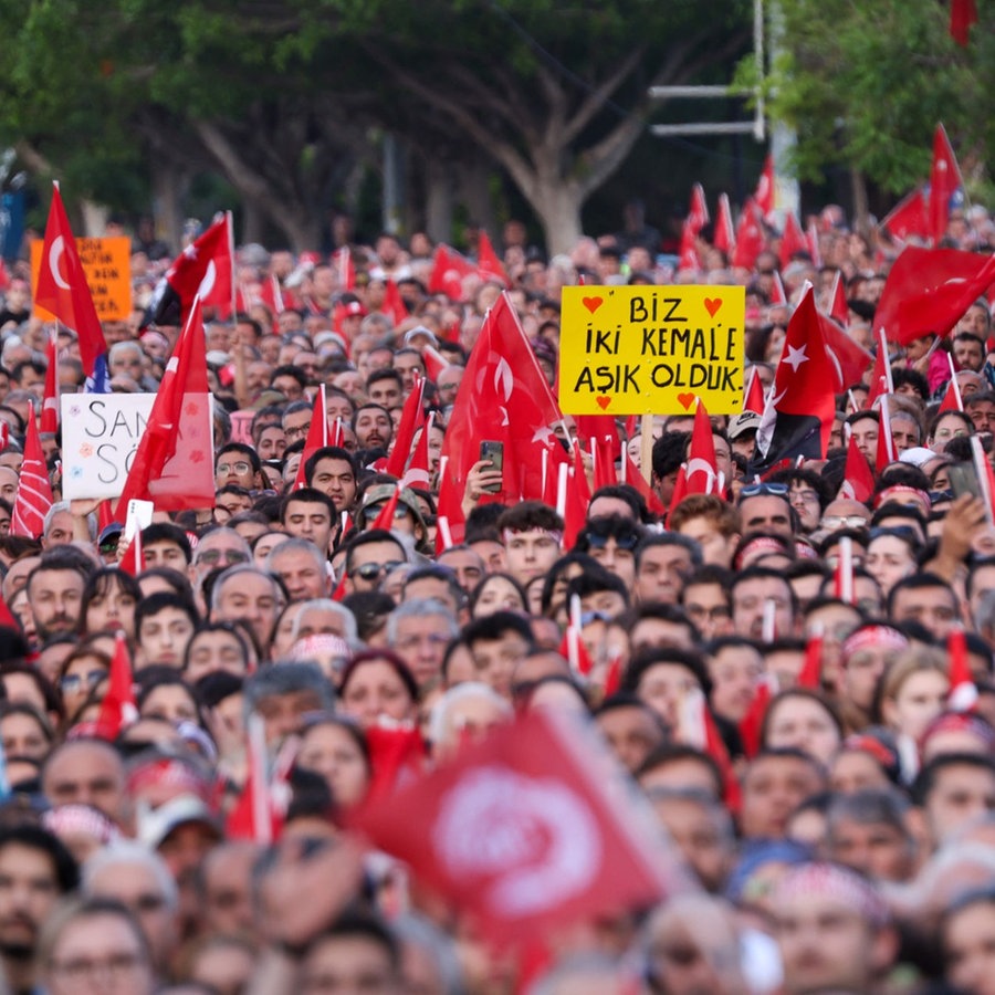 Menschenmenge anlässlich einer Wahlkampf-Veranstaltung von Erdogans Herausforderer Kemal Kilicdaroglu in Antalya, Türkei. © picture alliance / abaca | Depo Photos/ABACA 