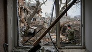 Der Blick durch ein zerstörtes Fenster auf ein durch einen Luftangriff zerstörtes Wohnhaus © picture alliance/dpa/AP | Vadim Ghirda Foto:  Vadim Ghirda