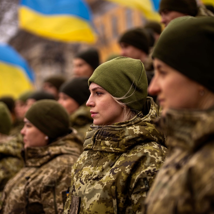 Soldatinnen und Soldaten der ukrainischen Armee stehen im Rahmen der Veranstaltungen zum Tag der Einheit in Uniform für ein Foto zusammen. © picture alliance/dpa/AP | Emilio Morenatti Foto: Emilio Morenatti