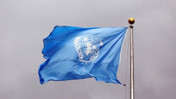 UN-Flagge vor grauen Wolken © picture alliance / photothek | Thomas Koehler Foto: Thomas Koehler