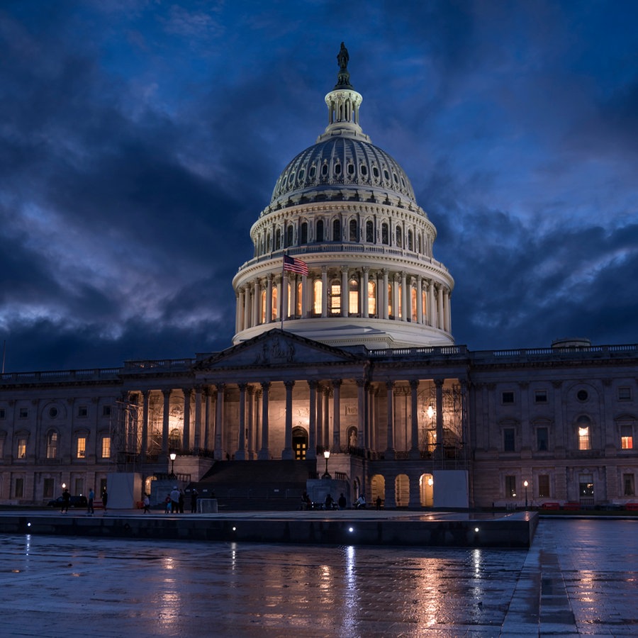 Das Kapitol der Vereinigten Staaten, der Sitz des Kongresses, ist in den Abendstunden beleuchtet. © picture alliance/dpa/AP | J. Scott Applewhite 