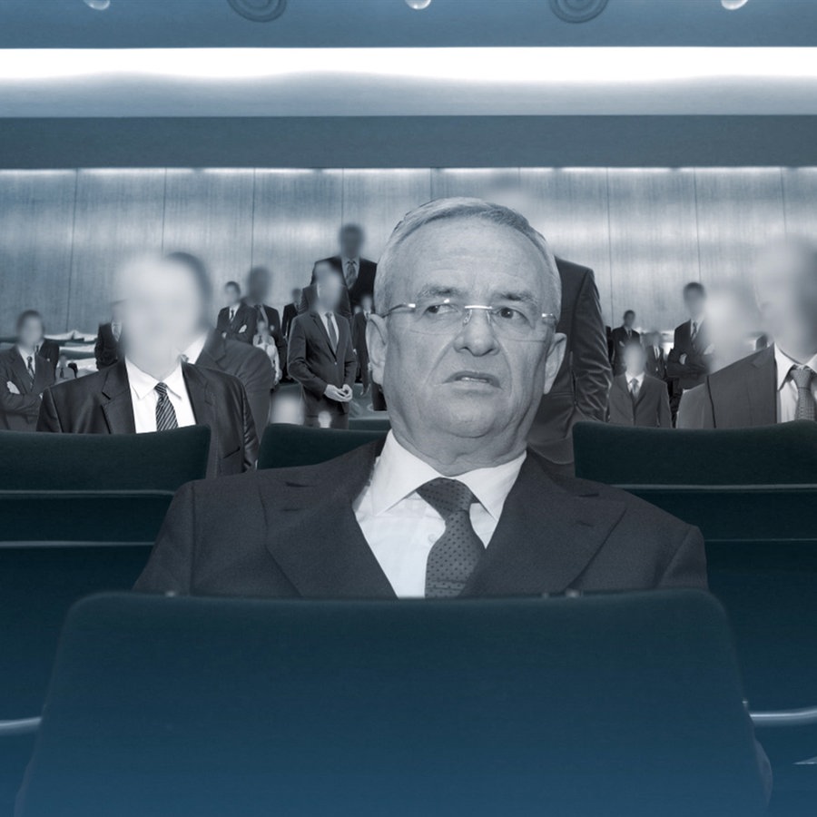 Der ehemalige VW-Vorstandsvorsitzende Martin Winterkorn sitzt in einem Gerichtssaal. © Lucas Stratmann und Willem Konrad 