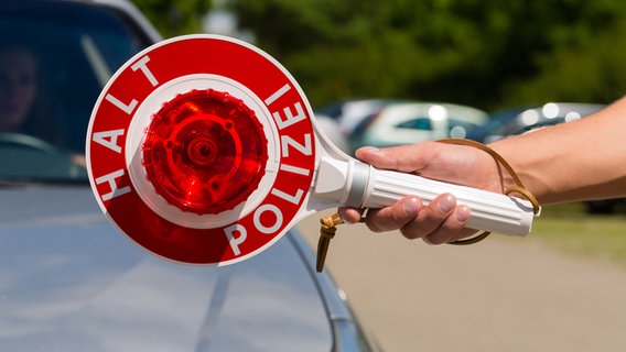 Eine Kelle der Polizei zeigt auf Halt © panthermedia Foto: Kzenon