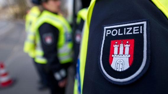 Hamburger Wappen auf einer Polizeiuniform © picture alliance / dpa Foto: Christian Charisius