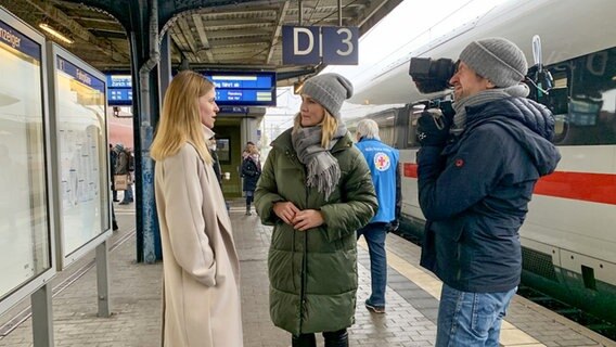 Judith Rakers besucht für die NDR Benefizaktion die Bahnhofsmission in Neumünster. © NDR Foto: Christopher Braun