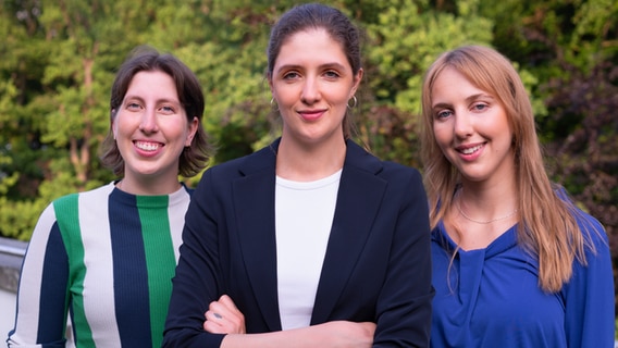 Autorinnen und Hosts des Podcasts "Aufruhr": (v.l.n.r.) Leonie Hartge, Aniko Schusterius, Margareta Kosmol Autorinnen und Hosts des Podcasts "Aufruhr": (v.l.n.r.) Leonie Hartge, Aniko Schusterius, Margareta Kosmol © NDR.de Foto: Jan Baumgart/NDR.de