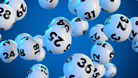 Lottokugeln fliegen vor blauem Hintergrund. © Fotolia Foto: ag visuell