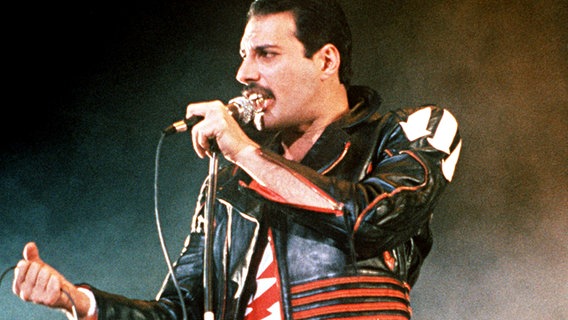 Freddie Mercury live mit Queen 1985 in Sydney, Australien. © picture alliance / AP Photo 
