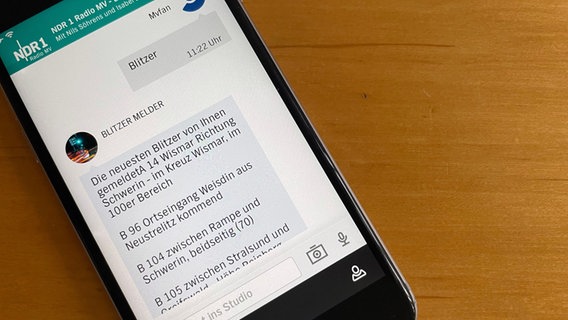 Ein Smartphone zeigt einen Chat in der NDR MV App, in dem die App eine Liste mit Blitzern und Lasern in Mecklenburg-Vorpommern anzeigt. © ndr Foto: Christian Kohlhof