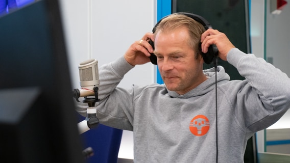 Hinnerk Schönemann sitzt im NDR 1 Radio MV Studio. © NDR Foto: Jan-Philipp Baumgart