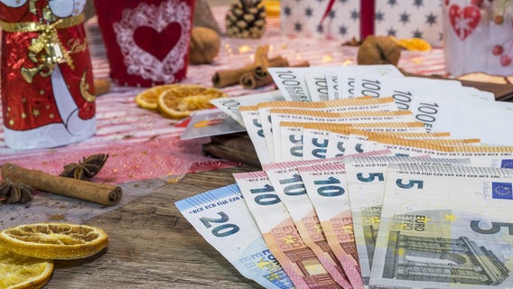 Weihnachtliche Deko und Geld auf einem Tisch © Pixabay/ Bruno 