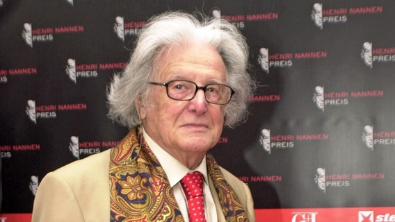 Ralph Giordano bei der Verleihung Henry Nannen Preis 2006 im Deutschen Schauspielhaus Hamburg. Ralph Giordano bei der Verleihung Henry Nannen Preis 2006 im Deutschen Schauspielhaus Hamburg. © picture-alliance / SCHROEWIG imm Foto: SCHROEWIG imm