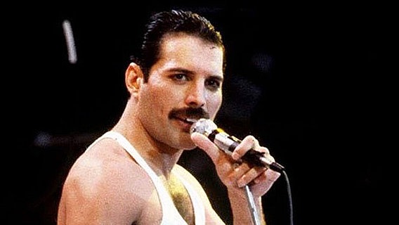 1985: Freddie Mercury - Sänger der Gruppe Queen © dpa 