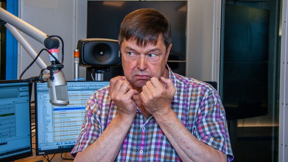 Leif Tennemann steht im NDR 1 Radio MV Studio, gestikuliert und schneidet humorvoll Grimassen © NDR Foto: Christian Kohlhof