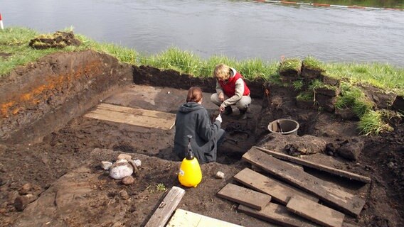 Zwei Archäologinnen in einer Ausgrabung an der Tollense © NDR Foto: Dörte Rochow