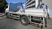 Ein Lastwagen der UN transportiert in Rafaj Lebensmittel für palästinensische Bürger, die in einer der Schulen des Hilfswerks der Vereinten Nationen für Palästina-Flüchtlinge im Nahen Osten (UNRWA) untergebracht sind. © dpa Foto: Abed Rahim Khatib