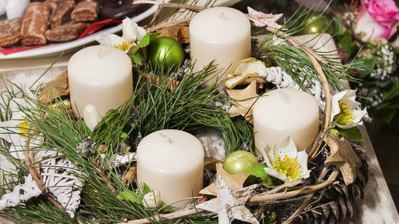 Adventsschmuck mit weißen Kerzen © Fotolia Foto: KS Fotodesign