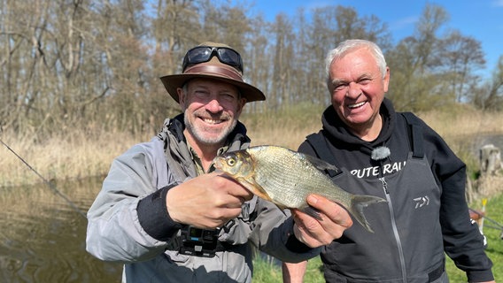 Horst Hennings und Horst Galling halten eine große Brasse in ihren Händen © NDR 