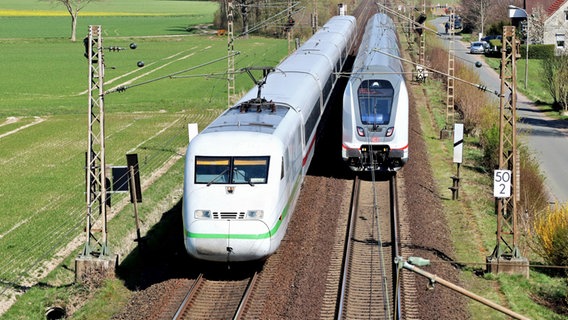 Ein ICE-Zug und ein IC der Deutschen Bahn begegnen sich auf freier Strecke. © Deutsche Bahn AG Foto: Wolfgang Klee