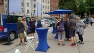 Der Dialogstand auf dem Wochenmarkt in Stralsund im Rahmen der NDR DialogBus-Tour. © NDR 