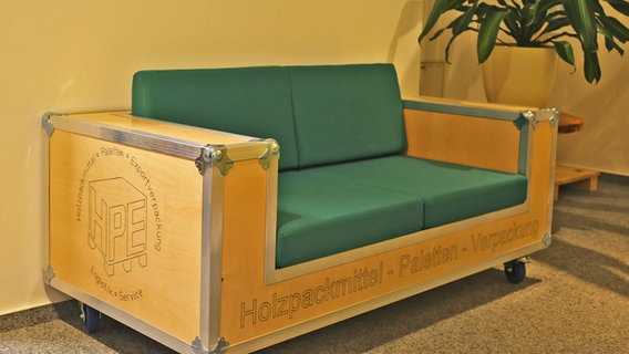 Ein DIY-Sofa aus Verpackungskisten aus Holz © Bundesverband Holzpackmitel, Paletten, Exportverpackung (HPE) 