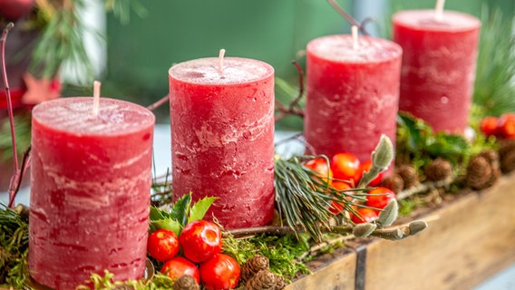 Ein selbst gemachtes Adventsgesteck mit vier Kerzen © NDR Foto: Udo Tanske